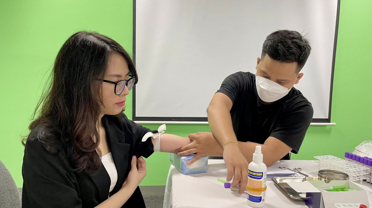 Con Người Mạnh Hơn, Công Nghệ Xịn Hơn! 9 Đội ngũ y, bác sĩ lấy mẫu máu xét nghiệm