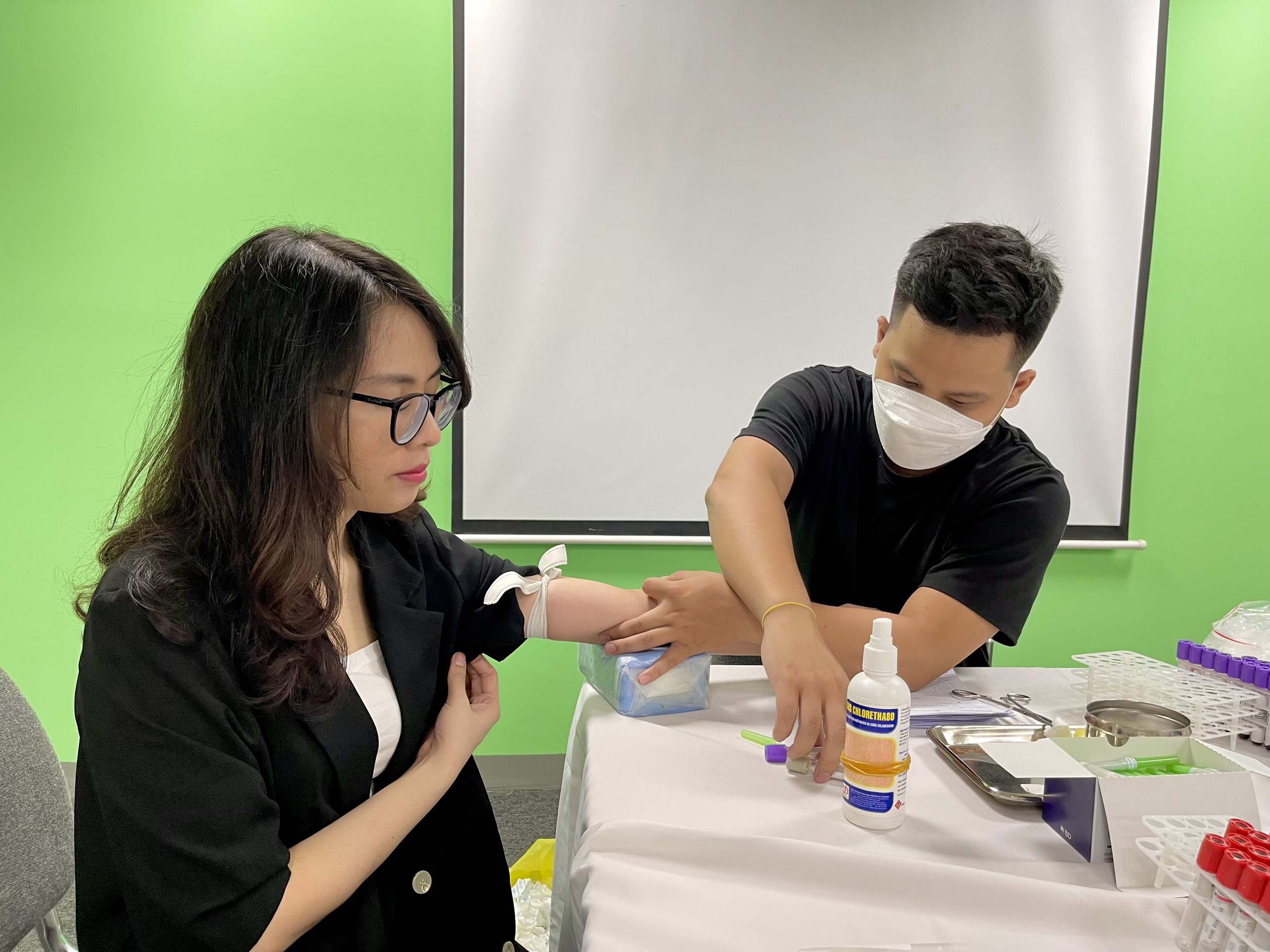 Đội ngũ y, bác sĩ lấy mẫu máu xét nghiệm