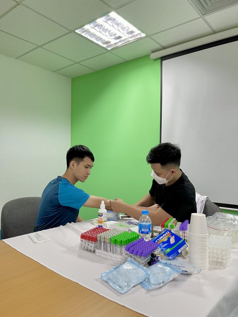 Đội ngũ y bác sĩ lấy mẫu máu xét nghiệm