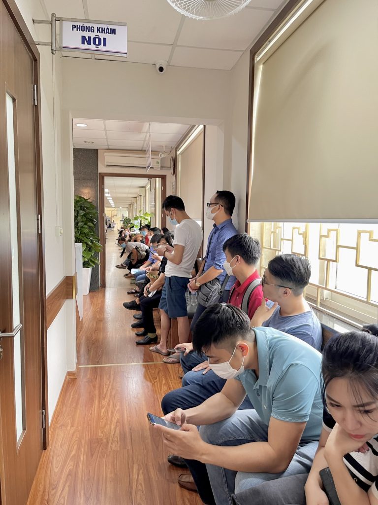 Nhân viên Saltlux Technology có mặt tại Bệnh viện Đại học Y Hà Nội để thực hiện thủ tục khám chữa bệnh