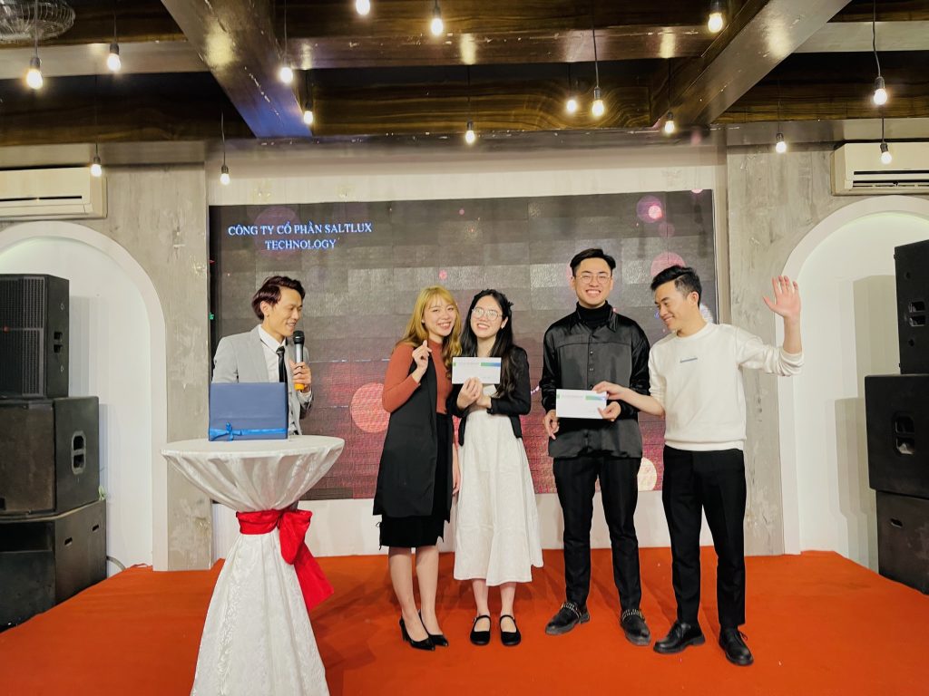 My - team QA và Hưng - team Big Data đã đạt giải nhì trong trò chơi "Bốc thăm trúng thưởng".