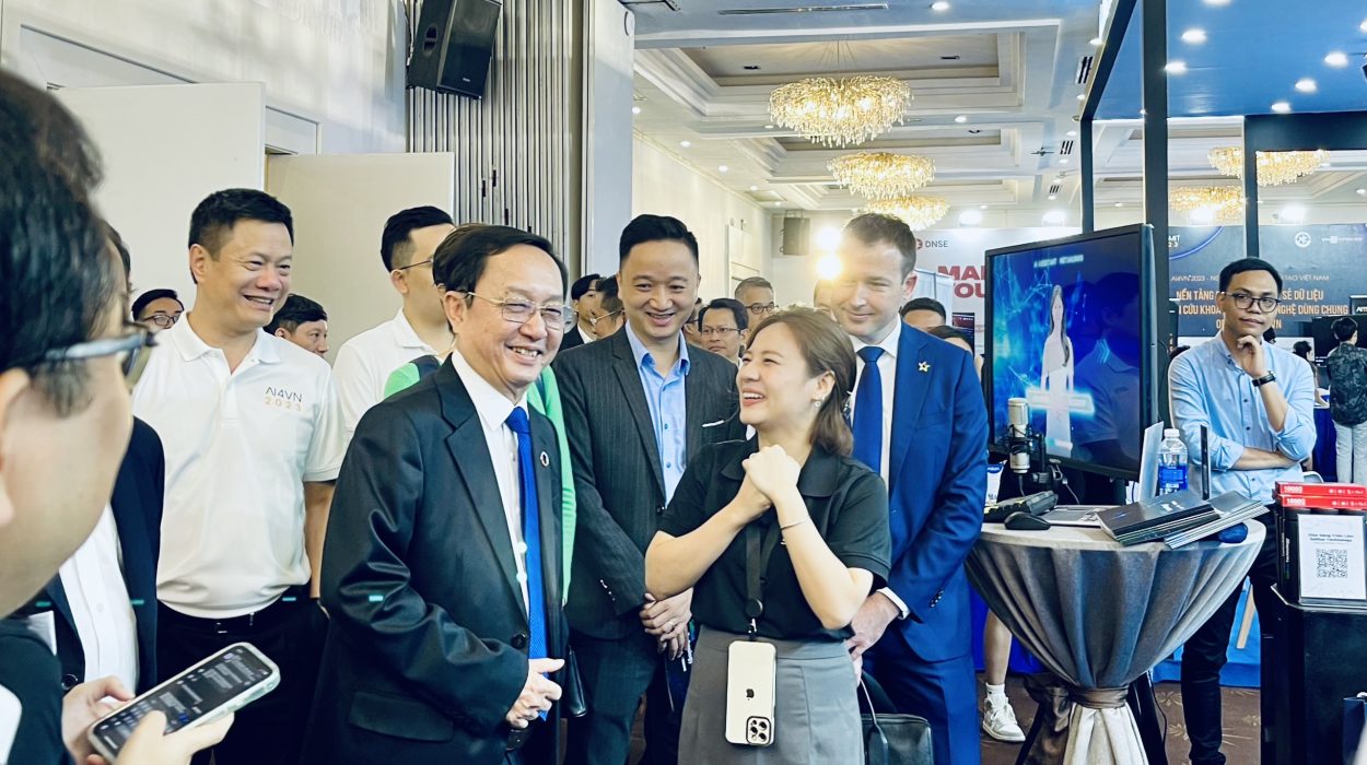 ĐIỂM LẠI KHOẢNH KHẮC ẤN TƯỢNG CỦA AI ASSISTANT VÀ METAHUMAN CỦA SALTLUX TECHNOLOGY TẠI SỰ KIỆN AI4VN 2023  3 Saltlux Technology | Bộ trường Bộ khoa học và công nghệ Huỳnh Thành Đạt khen Metahuman